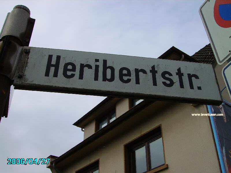 Foto der Heribertstr.: Straßenschild Heribertstr.
