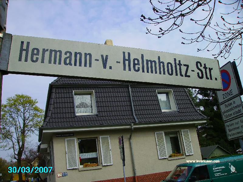 Foto der Hermann-von-Helmholtz-Str.: Straßenschild Hermann-von-Helmholtz-Straße