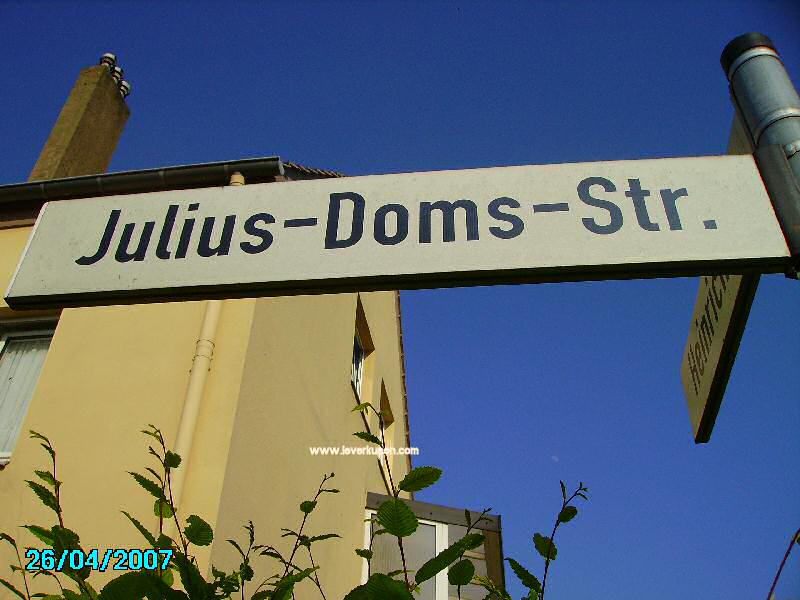Foto der Julius-Doms-Str.: Straßenschild Julius-Doms-Straße