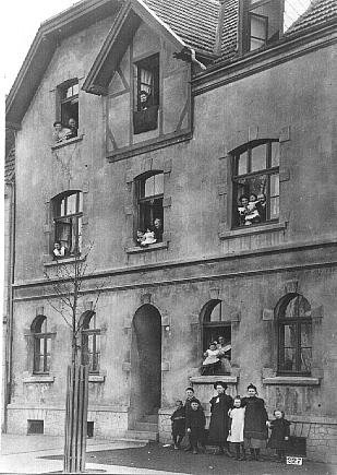 (etwa 1910) Bauvereinshäuser in der Kaiserstr. (heute Birkenbergstr. 7) gegenüber der Feuerwehrsiedlung in Opladen.