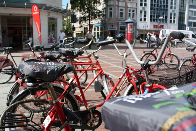 Rote Fahrräder mit Sattelschutz am Wiesdorfer Platz