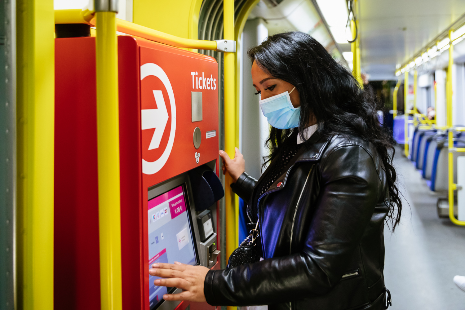 Eine Person steht vor einem Fahrkartenautomat // Foto: VRS GmbH/Smilla Dankert