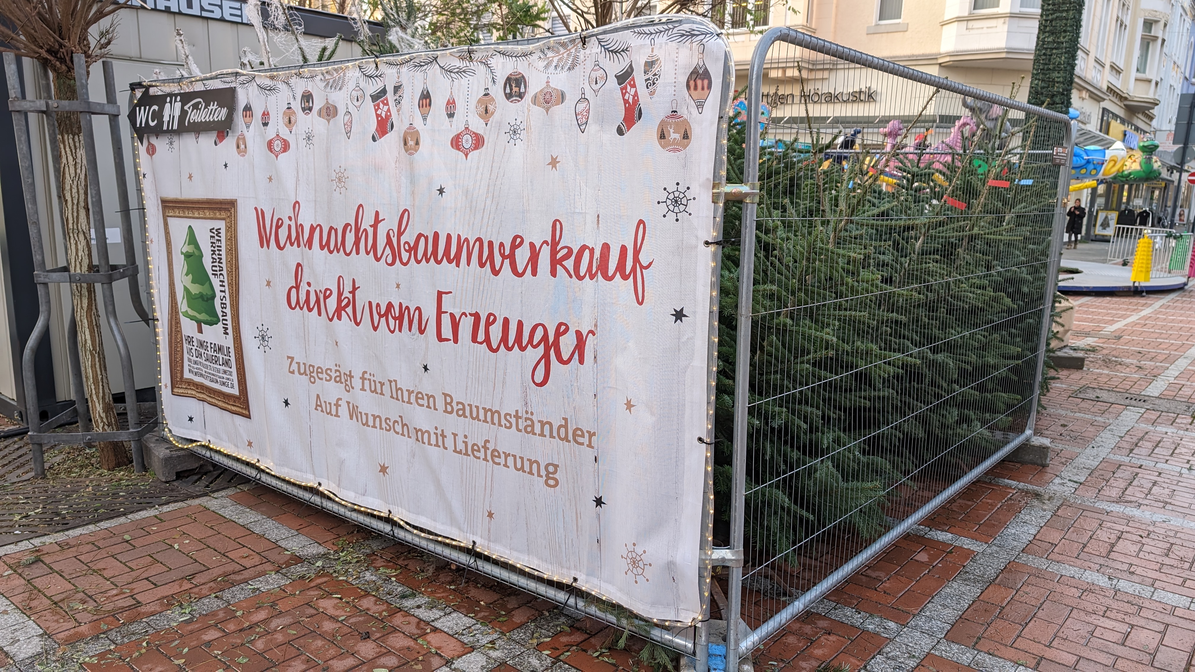 Weihnachtsbaumverkauf in der Fußgängerzone in Wiesdorf