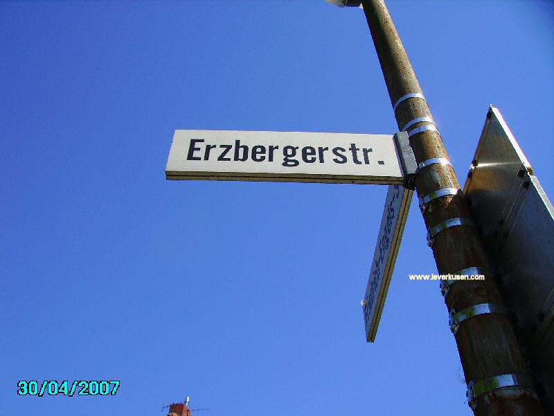 Foto der Erzbergerstr.: Straßenschild Erzbergerstr.