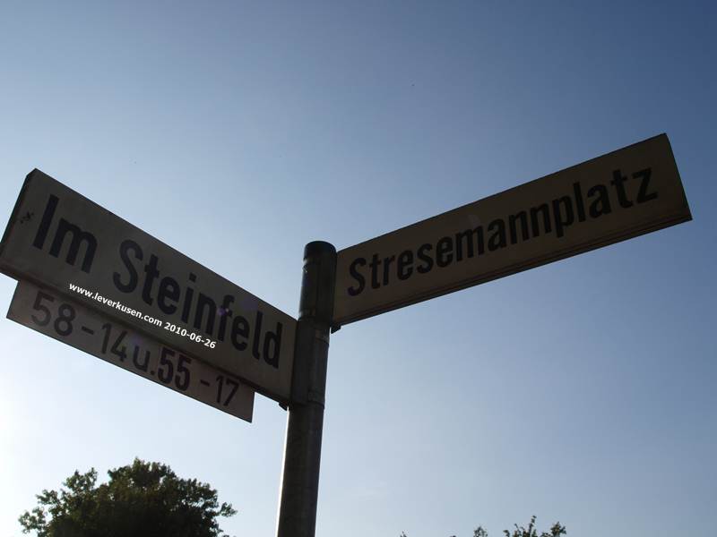 Foto der Stresemannplatz: Straßenschild Im Steinfeld/Stresemannplatz