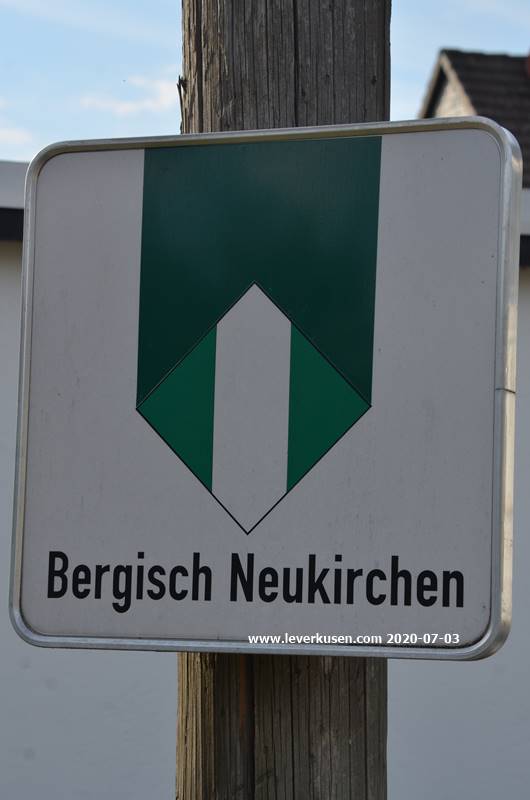 Ortsschild Bergisch Neukirchen mit Raute