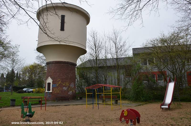 Wasserturm mit Spielplatz