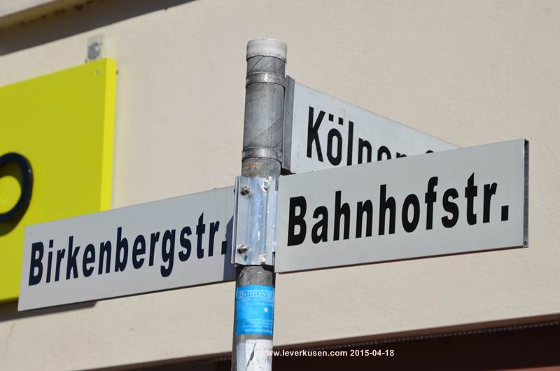 Straßenschild Bahnhofstr./Birkenbergstr./Kölner Str.