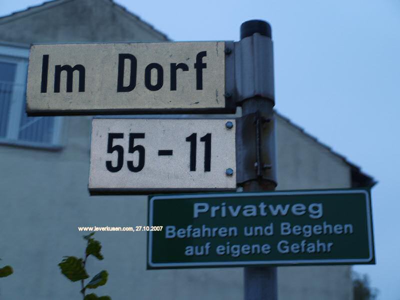 Foto der Im Dorf: Straßenschild Im Dorf