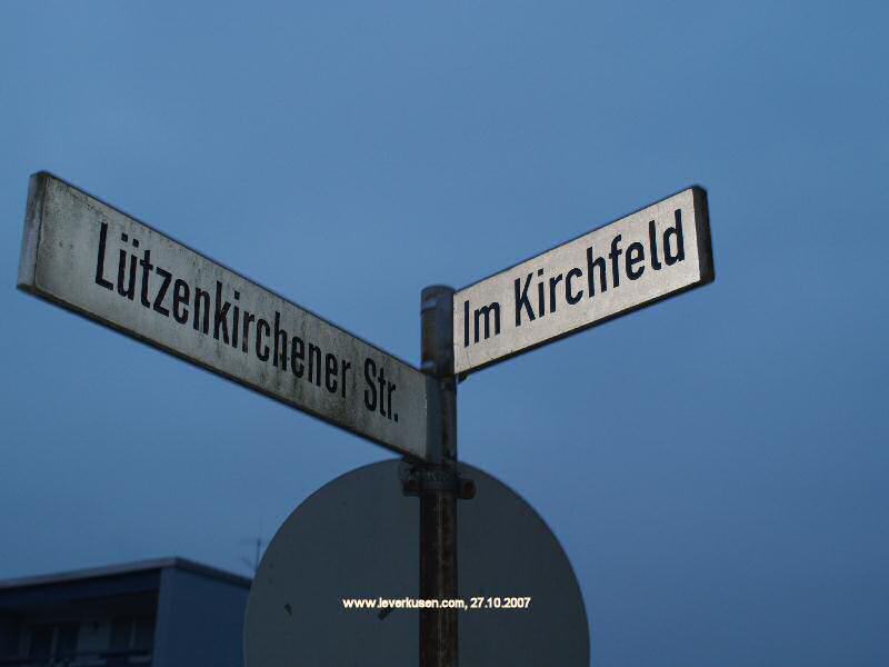 Foto der Im Kirchfeld: Straßenschild Im Kirchfeld