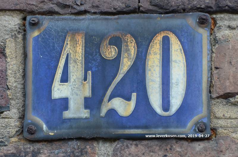 Lützenkirchener Sr. 420, Schild