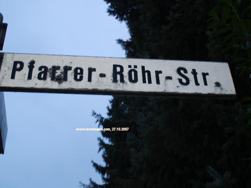 Foto der Pfarrer-Röhr-Str.: Straßenschild Pfarrer-Röhr-Str.