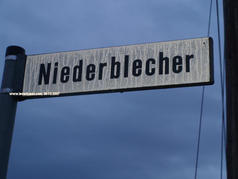 Niederblecher, Straßenschild