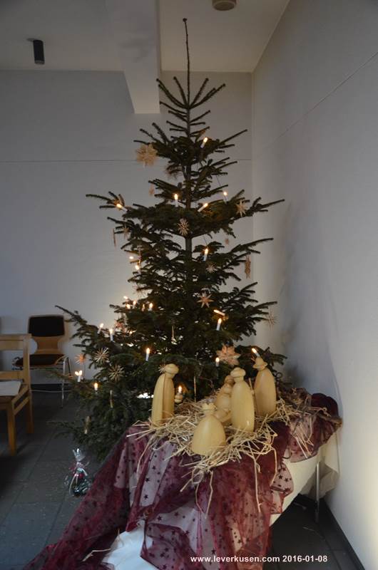 Klinikum-Kapelle: Tannenbaum mit Krippe