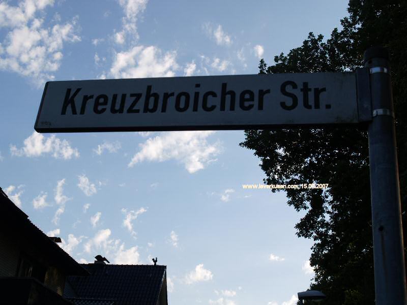 Foto der Kreuzbroicher Str.: Straßenschild Kreuzbroicher Str.