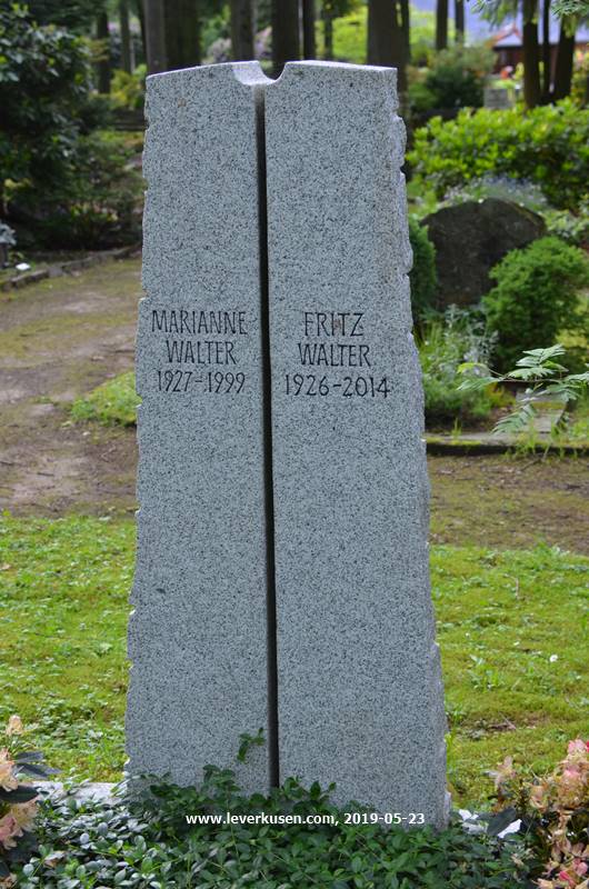 Waldfriedhof, Grab Walter