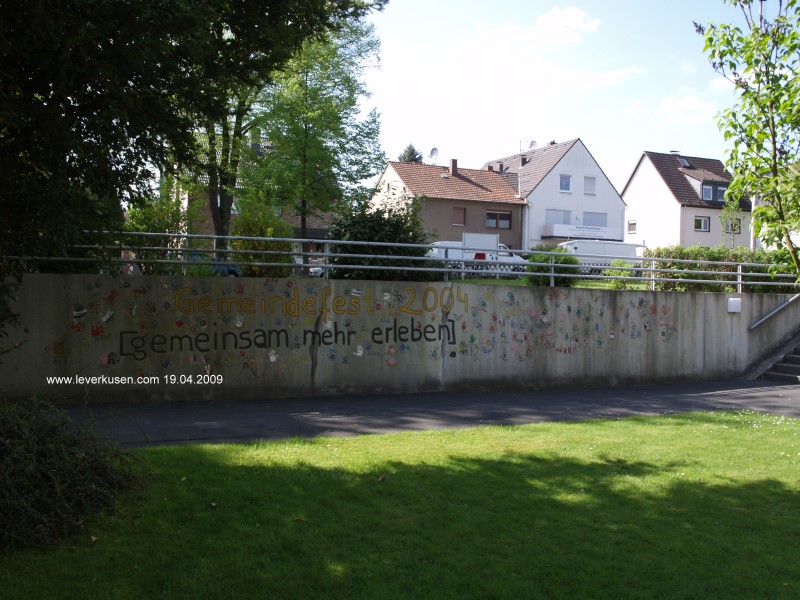 Friedenskirche, Betonmauer mit Spruch