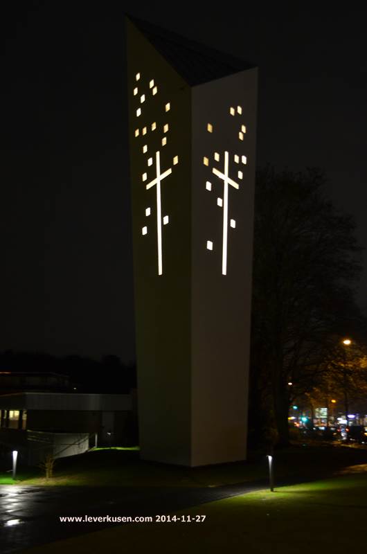 Turm Friedenskirche bei Nacht