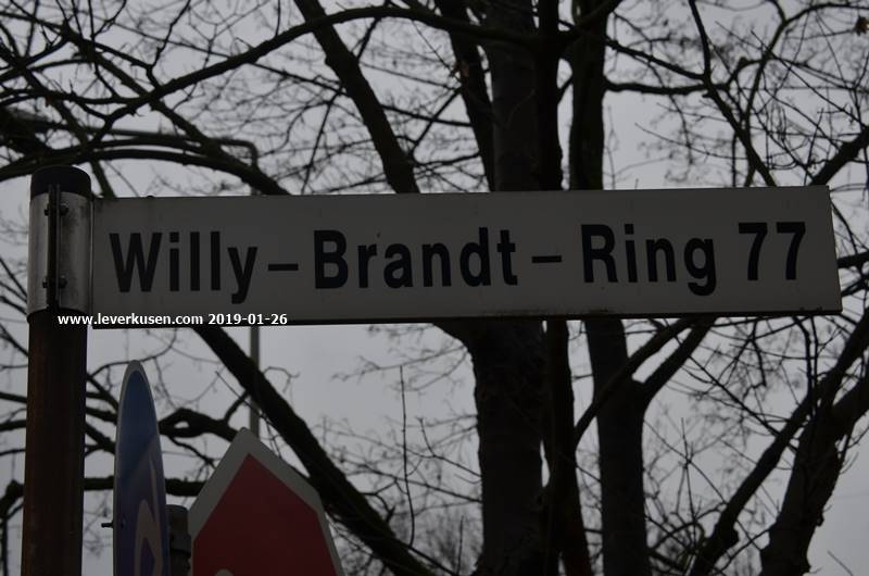 Willy-Brandt-Ring 77, Schild