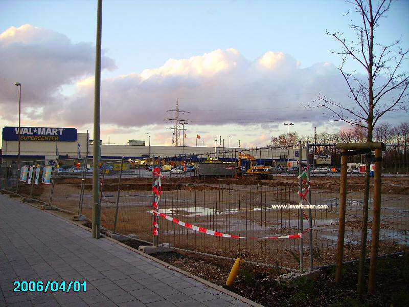 Wal-Mart mit Tankstelle im Bau