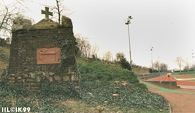 Kriegerdenkmal im Manforter Stadion (28 k)