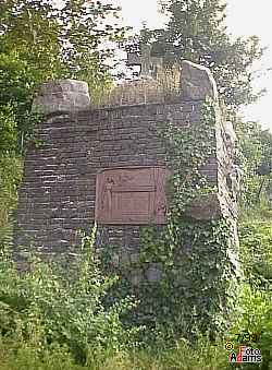 Kriegerdenkmal im Manforter Stadion (21 k)