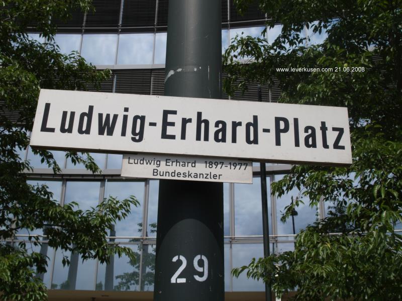 Foto der Ludwig-Erhard-Platz: Straßenschild Ludwig-Erhard-Platz