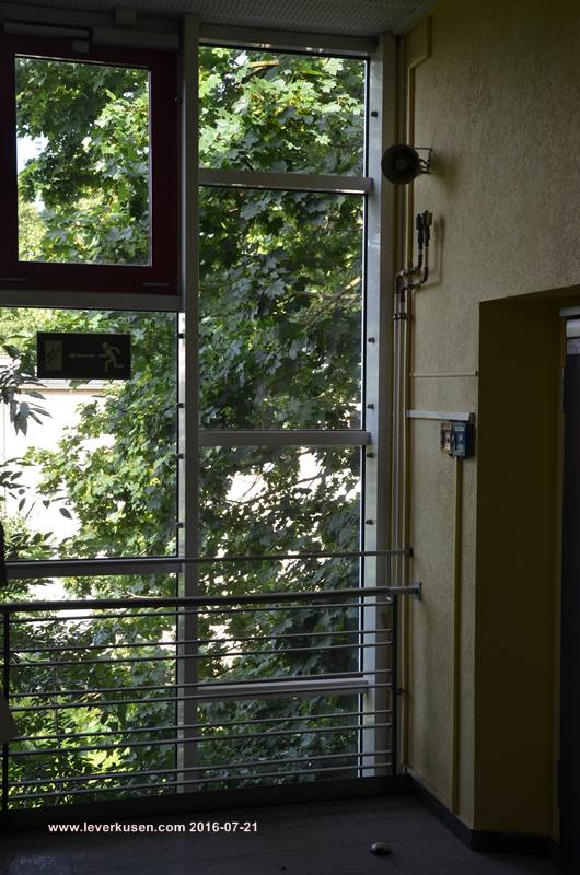 Leverkusen, Bild FontaneSchule, Fenster mit Lautsprecher