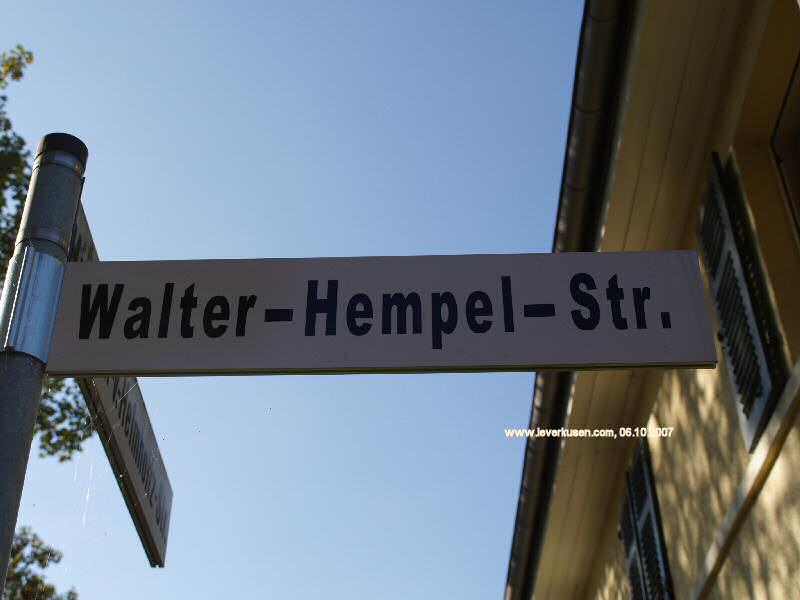 Foto der Walter-Hempel-Str.: Straßenschild Walter-Hempel-Str. Foto der Walter-Hempel-Str.: Straßenschild Walter-Hempel-Str.