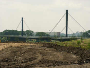 Landesgartenschau im Bau mit Rheinbrücke