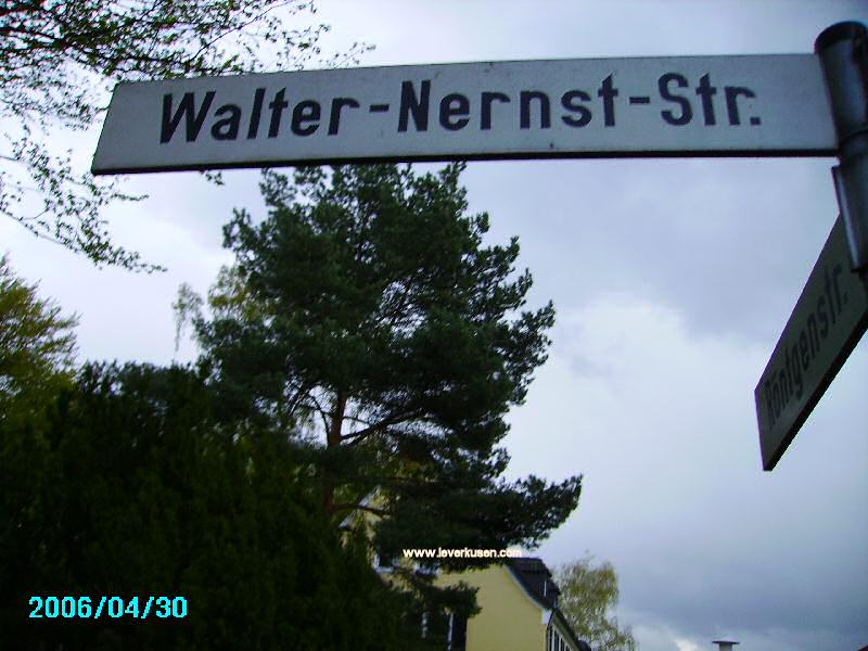 Straßenschild Walter-Nernst-Str.