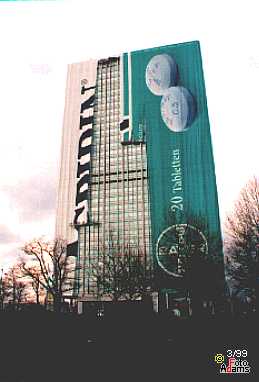 Bayer-Hochhaus als Aspirinschachtel (13 k)