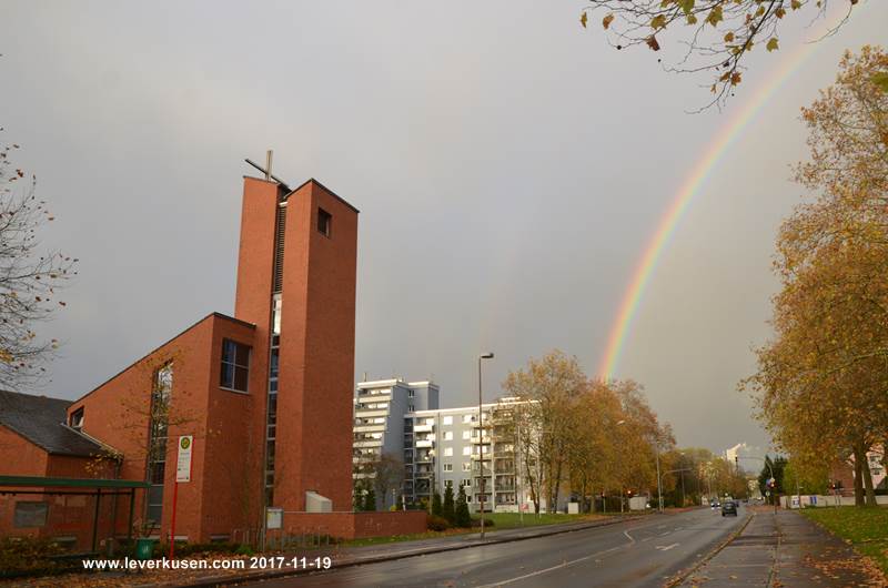 Hoffnungskirche mit Regenbogen