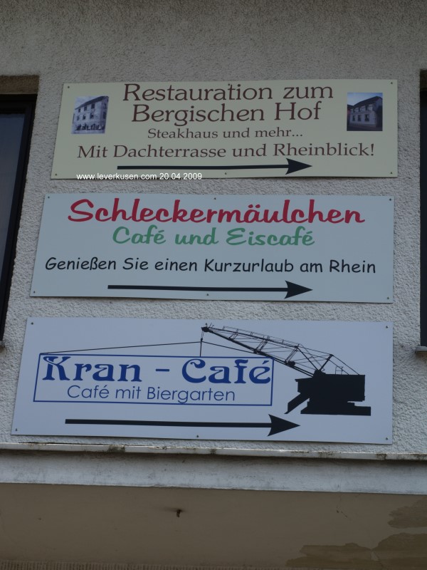Hinweisschild Bergischer Hof, Schleckermäulchen und Kran-Café