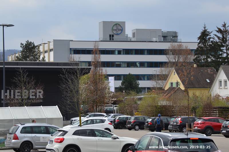 Gebäude mit Bayer-Kreuz