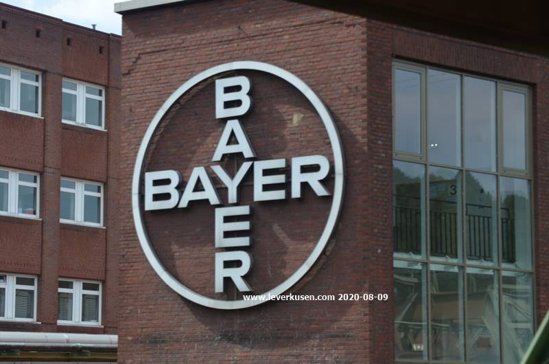 Bayer-Kreuz an Trapezförmigen Gebäude