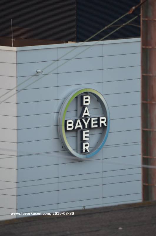 Bayer-Kreuz an weißem Gebäude