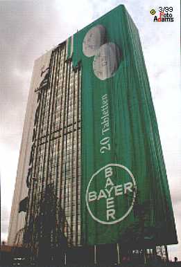 Bayer-Hochhaus als Aspirinschachtel (14 k)