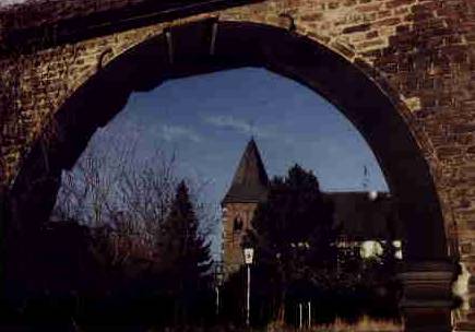Sankt Aldegundis, Blick durch Torbogen der Villa Knöterich