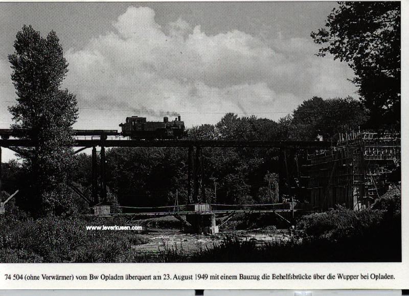 Dampflokomotive überquert Wupper-Behelfsbrücke