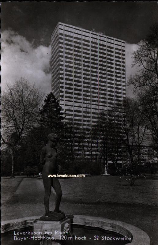 Bayer-Hochhaus und Statue im CD-Park