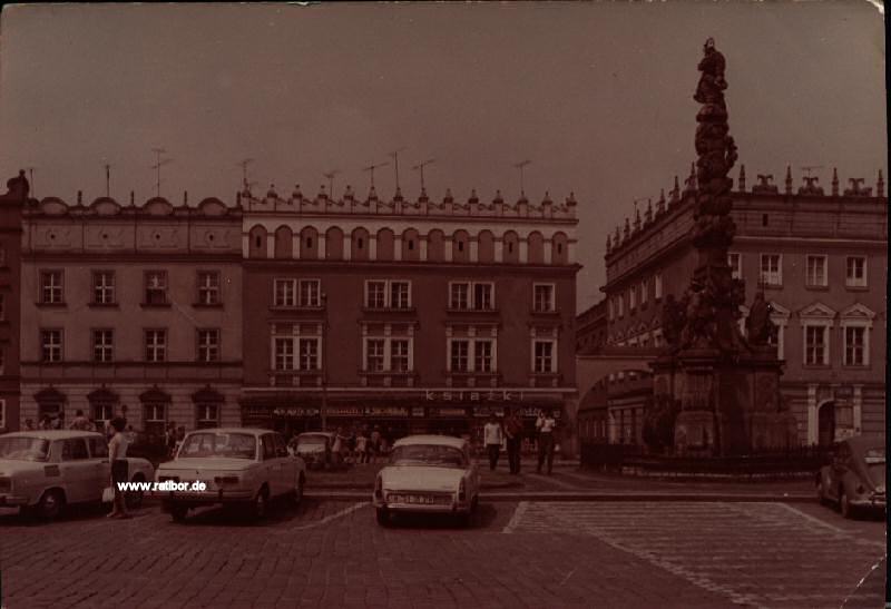 Ratiborer Ring mit Mariensäule und PKWs