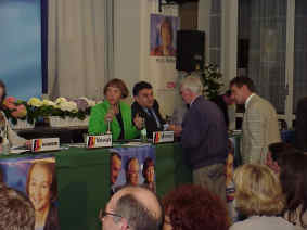 Podium mit Merkel und Reul