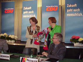 Bayer04-Schal für Angela Merkel