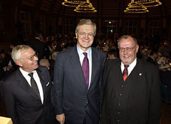 Auf dem Fest der Neujubilare am 22. November 2003 im Kasino der Bayer AG in Leverkusen wurden alle Mitarbeiterinnen und Mitarbeiter geehrt, die seit 25 oder 40 Jahren dem Unternehmen angehören. Von links: Dr. Ernst-August Kleinheidt, Vorsitzender des Jub