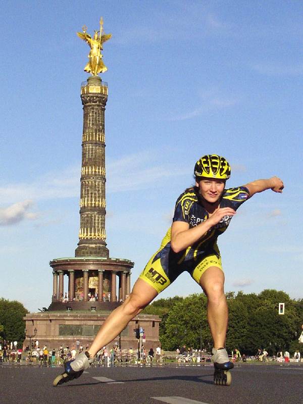 Mit Schwung entlang der Siegessäule: Friederike Gehring (TSV Bayer 04) holte sich in Berlin in 39:56,87 Minuten im Schluss-Sprint den Titel bei den Deutschen Halbmarathon-Meisterschaften im Inlineskating.<BR>
Foto: TSV Bayer 04