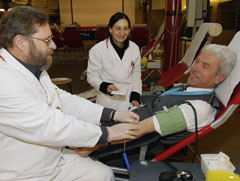 Bahnmüller spendet Blut