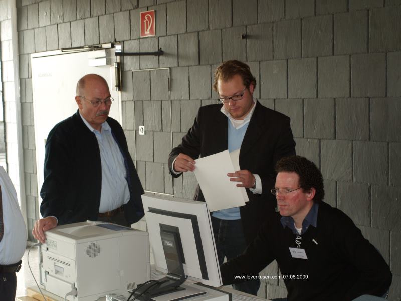 Frank Stupp, Horst Richerzhagen und Christopher Krahforst verfolgen die Europawahlergebnisse