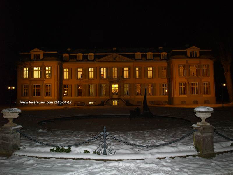 Schloß Morsbroich im nächtlichen Schnee