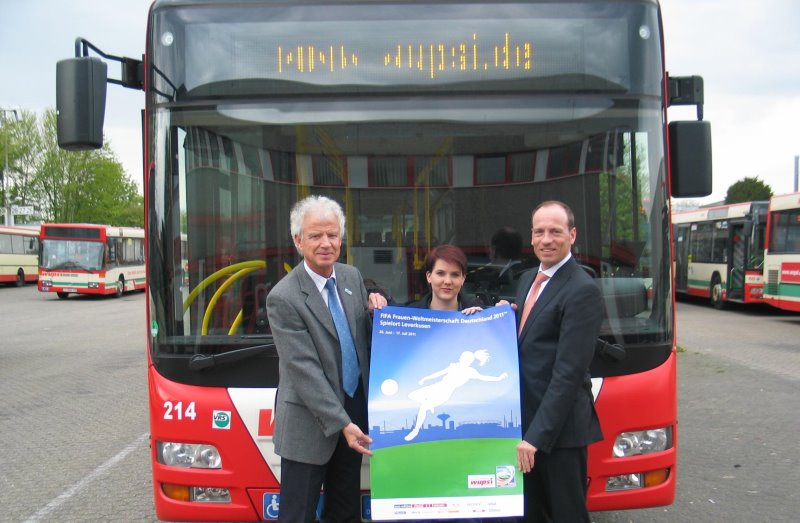 Becker, Neumann, Kretkowski mit Frauen-Fußball-WM-Plakat